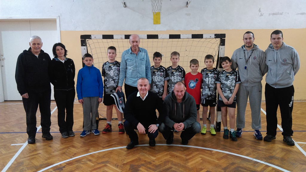 60. godina ligaškog takmičenja – 60 godina bezmerne pripadnosti Partizanu – Vlatko Martinčević sa mini-rukometašima