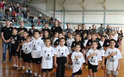 Crno-beli se družili sa decom u Rakovici